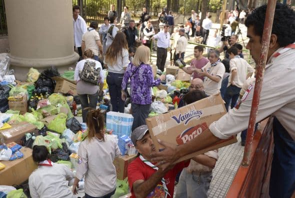 La funcionaria, a cargo de la Unidad de Política del ministerio de Gobierno de la Provincia de Buenos Aires, sostuvo que la ayuda que reciben desde el jueves de empresas y particulares está siendo distribuida en comedores barriales y en hogares infantiles.