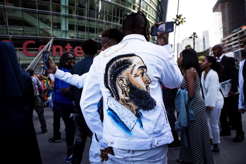 La tendencia del día fueron los colores, blanco, negro y azul.
<br>
<a href="https://www.univision.com/local/los-angeles-kmex/miles-de-fanaticos-dan-el-ultimo-adios-al-rapero-nipsey-hussle">Encuentra toda la información del recorrido del último adiós a Nipsey Hussle aquí. </a>