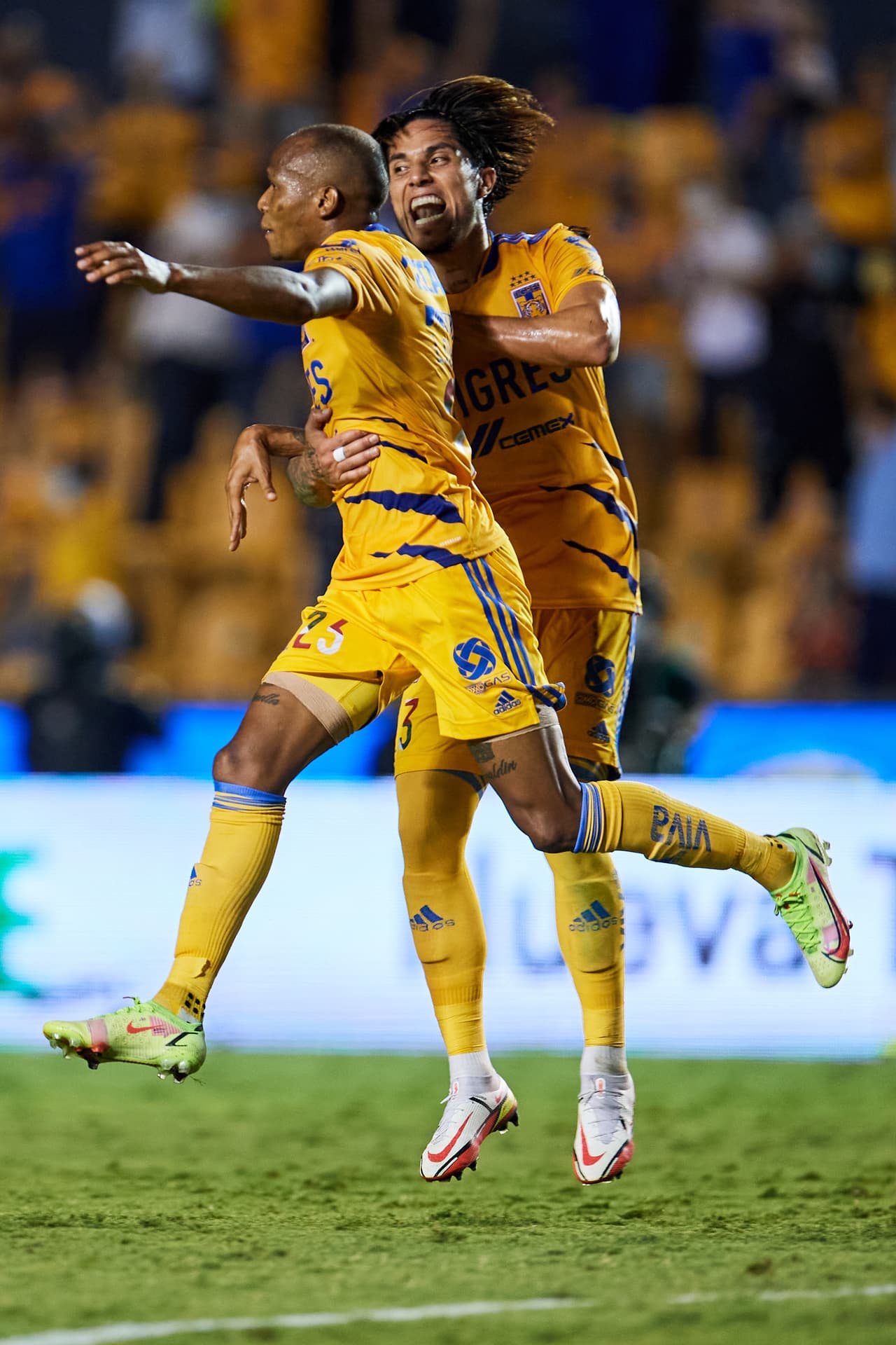 Cuando el encuentro agonizaba, Julián Quiñones sacó un disparo de zurda que no pudo detener el arquero de los 'esmeraldas'.