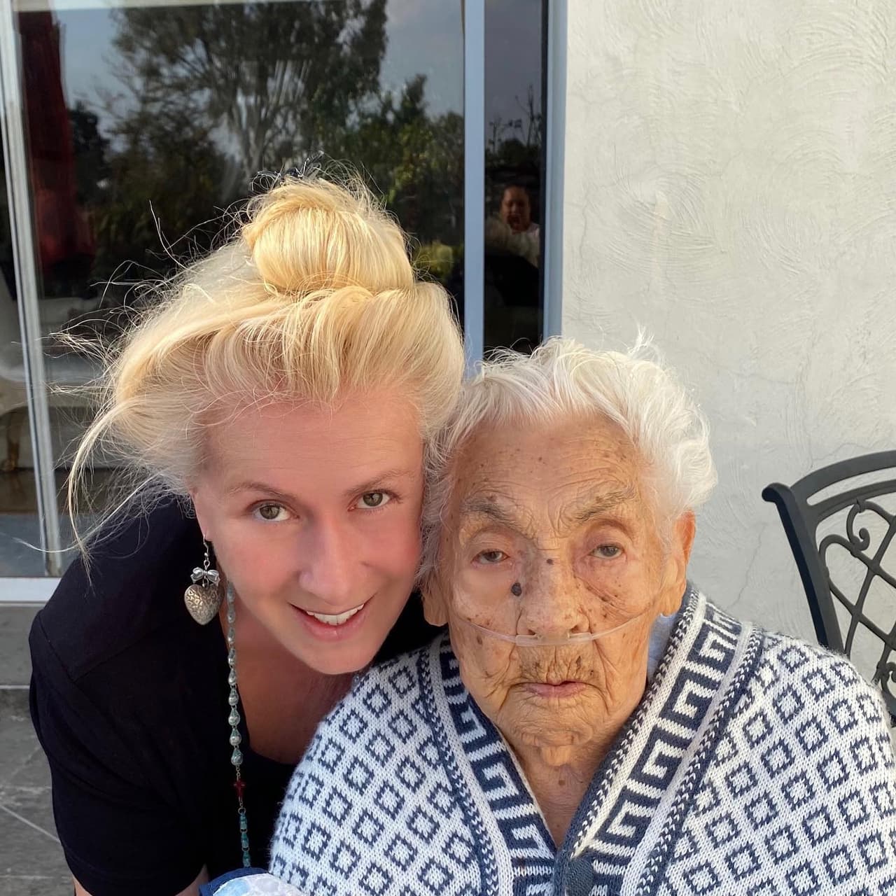 "Tú deberías también de usar filtros cariño. No sé si te funcionen tanto como a mí. Y los filtros son para usarse cariño. Si quieres verme al natural cuando esté en alguna obra de teatro, me esperas en la puerta antes de ser maquillada y me llevas algún regalito", contestó la actriz a la usuaria.
<br>