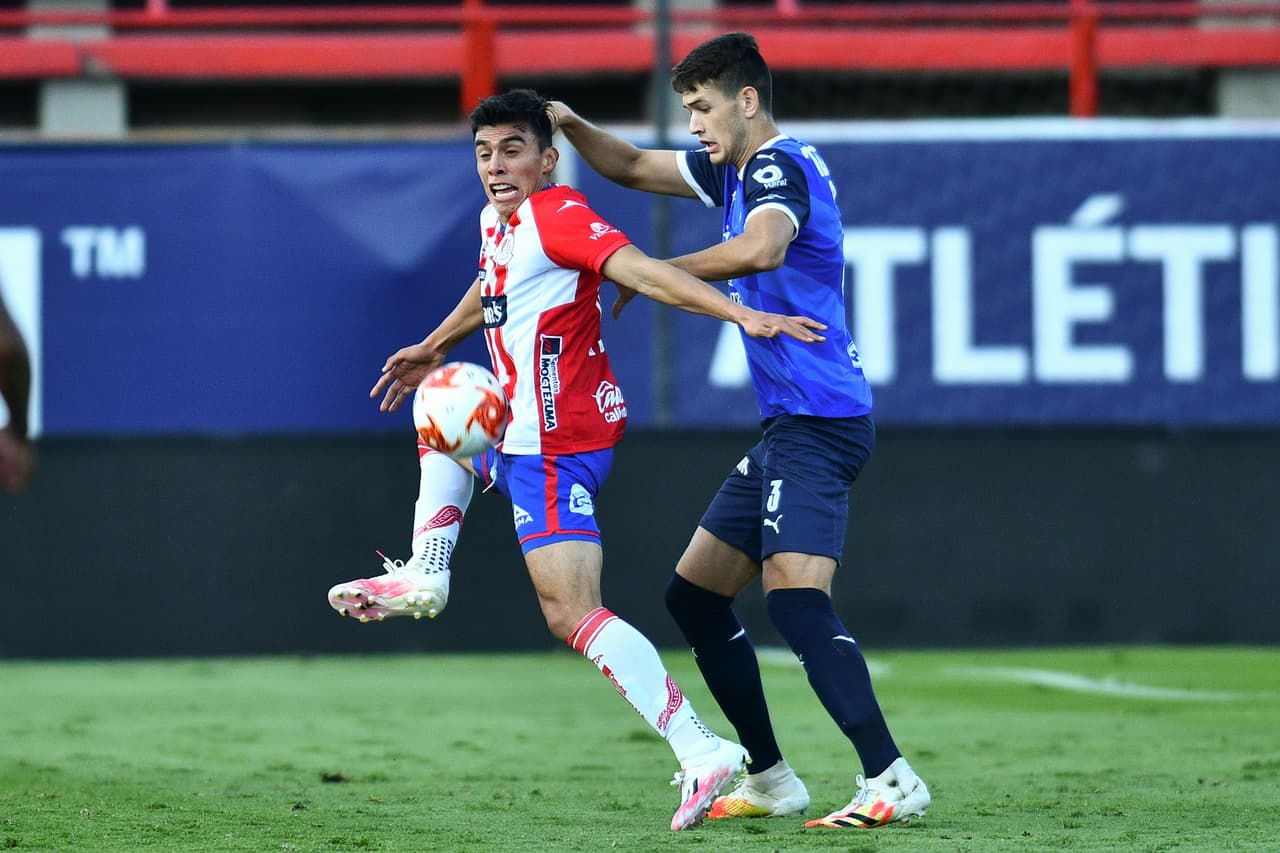 Con goles de Aké Loba y Maximiliano Meza, los Rayados se imponen 1-2 en su visita al Atlético San Luis.