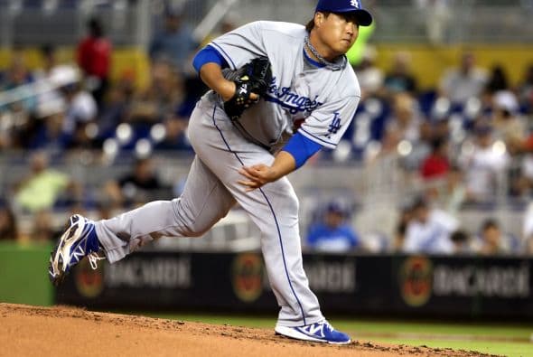 El pitcher de los Miami Marlins, José Fernández, se robó el show durante el esperado juego contra los muy calientes Los Angeles Dodgers, al dejar al jardinero Yasiel Puig 0-3 con un ponche y venciendo a los indomables Dodgers 6-2. Puig tuvo un fin de semana alegre, compartiendo con Lebron James y se paseó por el estadio de los Marlins ante 27,127 fanáticos, el tercer número mayor de asistentes en la temporada, pero terminó 0-5 con dos ponches. Fernández y Puig, ambos cubanos desertores, ambos novatos, en equipos distintos, podrían estar disputando el título del Novato del Año de las Grandes Ligas. Entra y Vota aquí por el mejor de los dos.