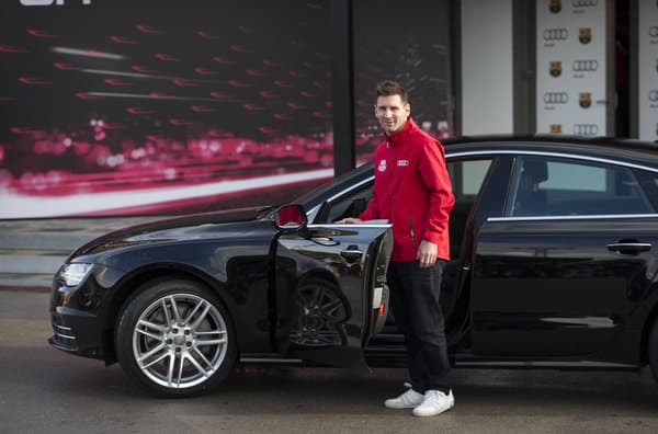 Hagamos cuentas de lo que tiene aproximadamente invertido en sus "lujitos", ya que entre la casa y todos sus autos se ha gastado: 5 millones 529 mil dólares. Y este señor gana 81 millones, eso quiere decir que le quedan más de 74 millones para sus dulces.