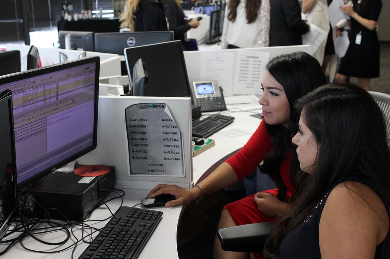 Las conductoras Nora Romo y Viridiana Martinez preparandose para la segunda edición de Proyecto U.