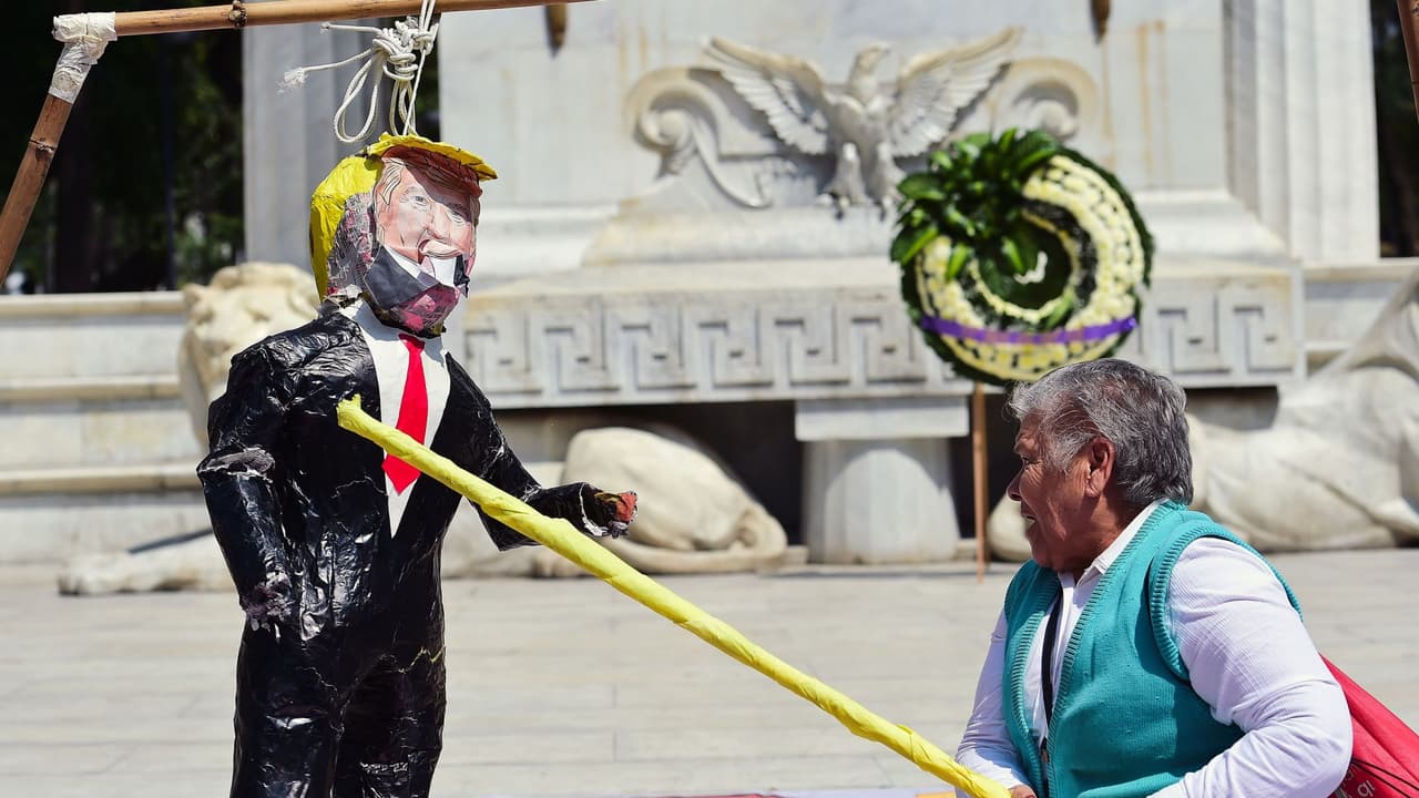 Mexicanos antiTrump descargaron su furia contra una piñata del candidato republicano