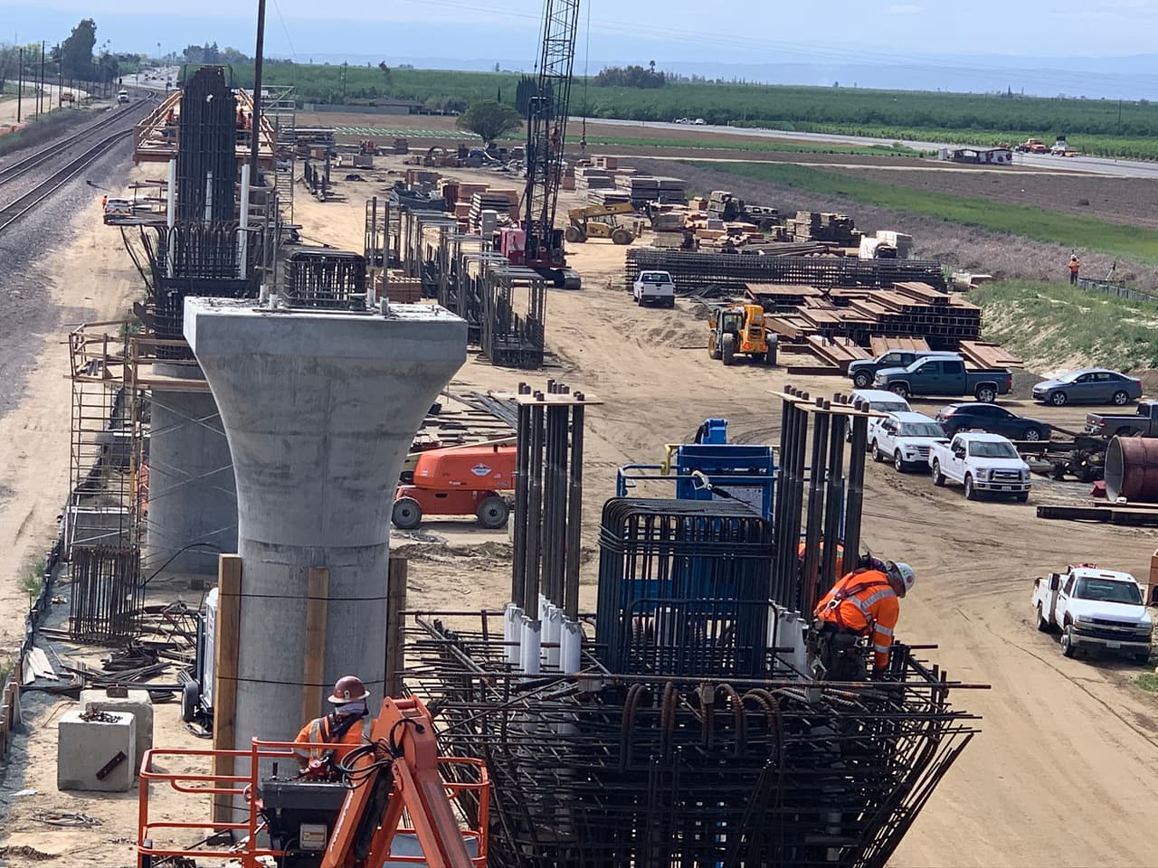 La estación de 
<b>Fresno se ubicará en el centro de la ciudad en la calle H entre Tulare y Fresno, mientras que la estación denominada Tulare / Kings estaría justo bajo la intersección entre la carretera 198 y 43.</b>
