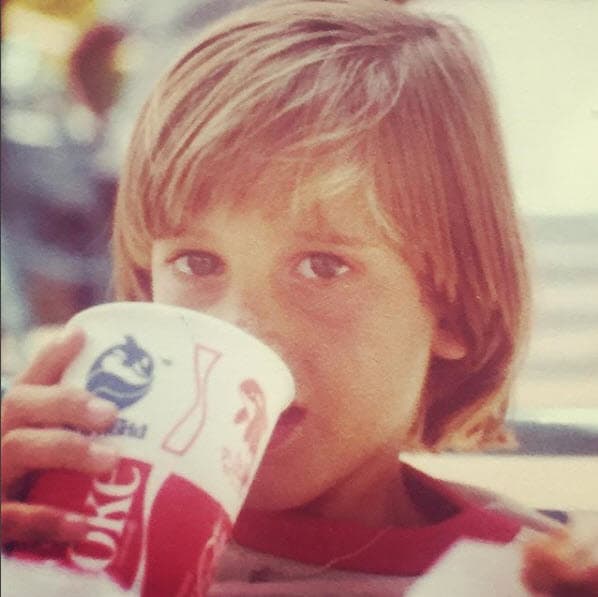 El actor se fue a vivir a Texas por un tiempo, y al regresar a México vivió con su tía Betty (hermana de su mamá), a quien ve como su figura materna.