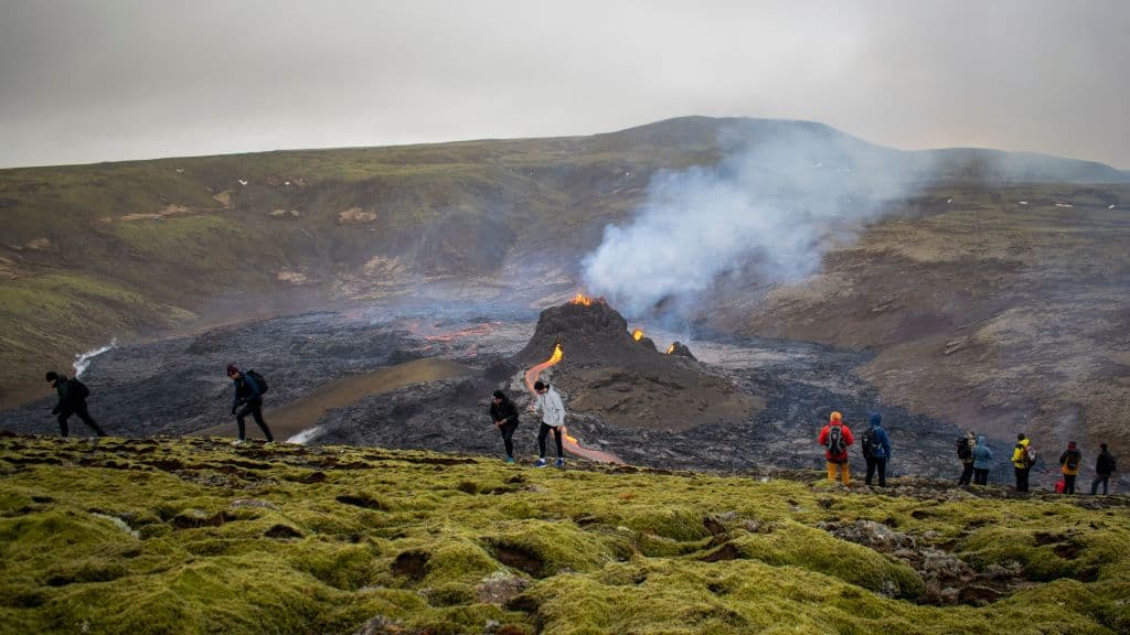 Aunque las autoridades islandesas colocaron cámaras web y satélites térmicos en difrentes puntos de la montaña para seguir la erupción, 
<b>los entusiastas comenzaron a escalar a muy temprana hora del domingo</b> para llegar hasta el valle donde se encuentra el viejo volcán Fagradalsfjall.