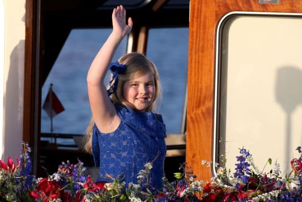 Catharina-Amalia es la hija del rey Willem Alexander y su esposa la reina Máxima. Willem ascendió al trono en 2013, luego de la abdicación del trono por parte de su madre, la reina Beatriz.La princesa de Orange, la mayor de tres hermanas, a sus 11 años va a un colegio público, practica judo, jockey, le encanta la actividad hípica y habla perfectamente holandés, español e ingles.Y aunque sus apariciones públicas por el momento son limitadas, sus papás se aseguran de incluirla en las actividades tradicionales y necesarias para su formación como futura reina.