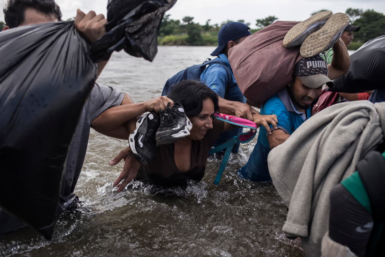 Muchos de estas salvadoreños ya son, desde hace mucho, desplazados internos dentro de su país: se han mudado de casa y de pueblo hasta tres veces y aún así no logran escapar de la amenaza de las pandillas. Muchos también salieron de sus casas sin avisarle a sus familiares que se iban.