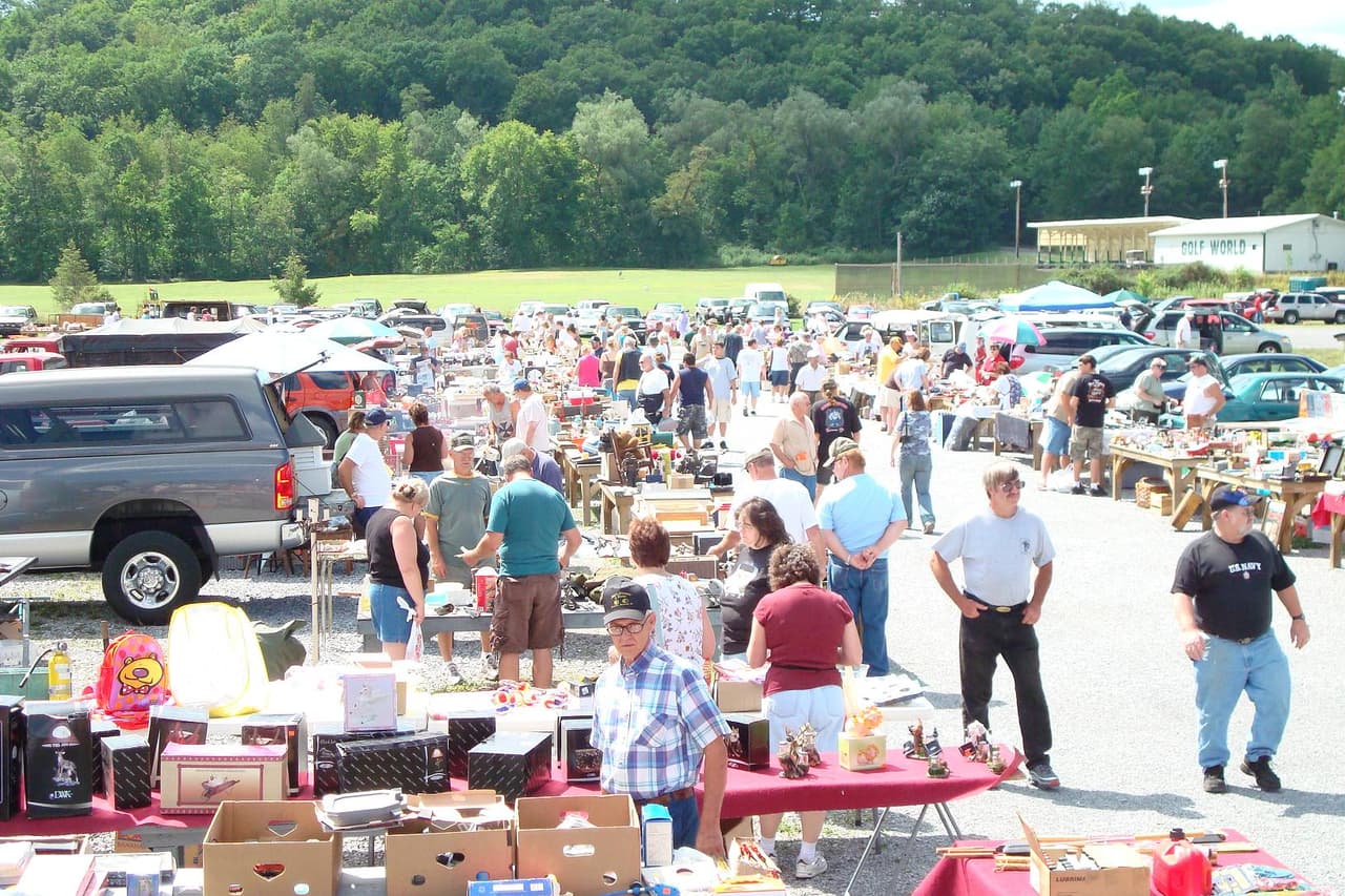 <b><a href="https://www.leightys.com/fleamarket.htm " target="_blank">Leighty's Flea Market </a></b>
<br>
<b>16148 Dunnings Hwy, Newry</b>
<br>Explora 29 acres de tesoros escondidos cuando visite Leighty's Flea Market. El mercado al aire libre es una manera perfecta de pasar unas horas los domingos.