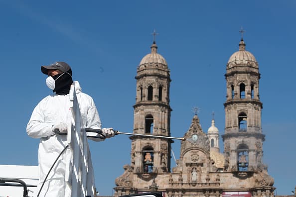 Sin embargo, las mercancías, el comercio y los trabajadores de la salud continuarán cruzando ambas fronteras. Los más afectados serán los turistas y solicitantes de asilo.
