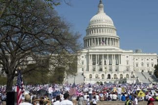 Inmigrantes durante una protesta frente al Congreso para pedir la aprobación de una reforma migratoria.