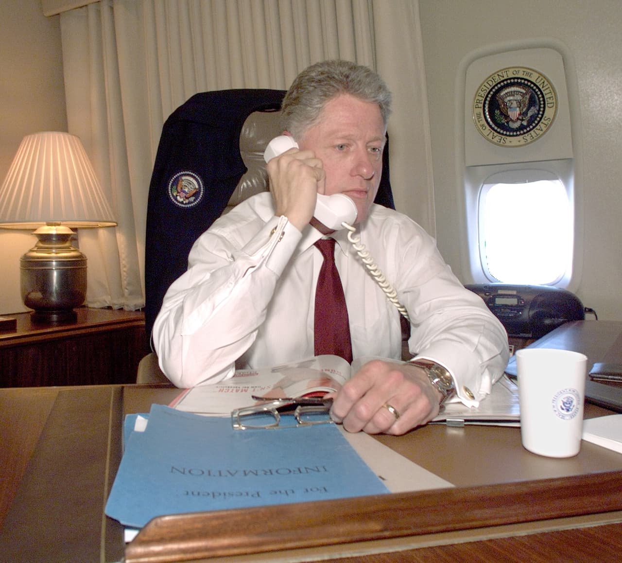 Bill Clinton en el Air Force One se dirige a un evento de recaudación de fondos para el Partido Demócrata en Chicago. Agosto 1997.