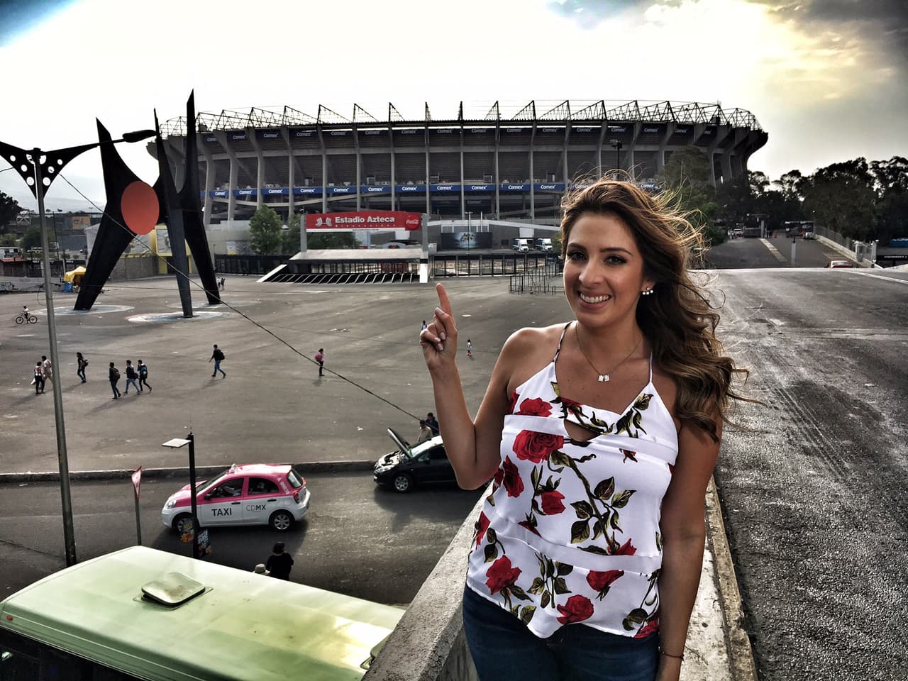 Llena de emoción, Maity Interiano desde las afueras del Estadio Azteca en la Ciudad de México, lista con todos los detalles del último concierto de Vicente Fernández.