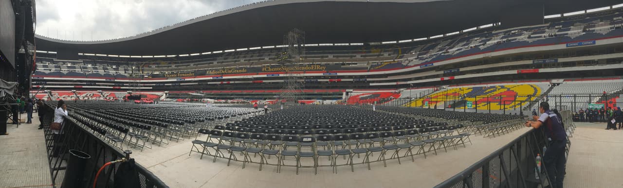 El estadio Azteca abriría sus puestas la noche del sábado 16 de abril para escuchar cantar por última vez a Vicente Fernández, ante un público que llegó a aplaudirle de todas partes de México.