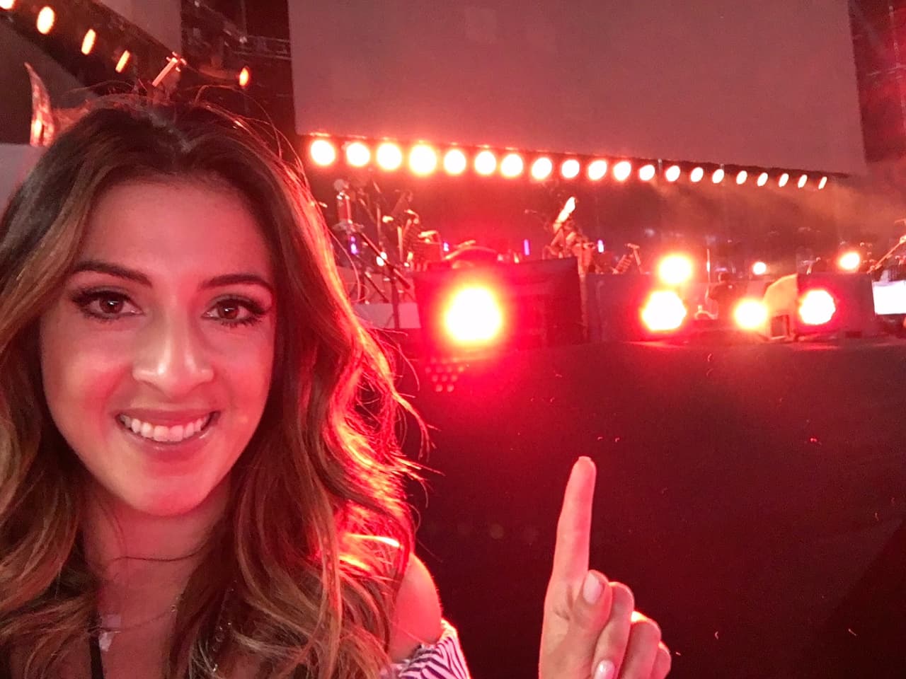 Maity Interiano no podía contener la emoción al escuchar a los mexicanos aplaudir y corear el legado de Vicente Fernández, quien es y seguirá siendo 'El Rey'.