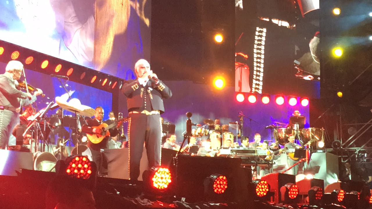 Vicente Fernández cantó en este monumental escenario, rodeado del amor de toda su familia que no podía faltar en esta gran noche.