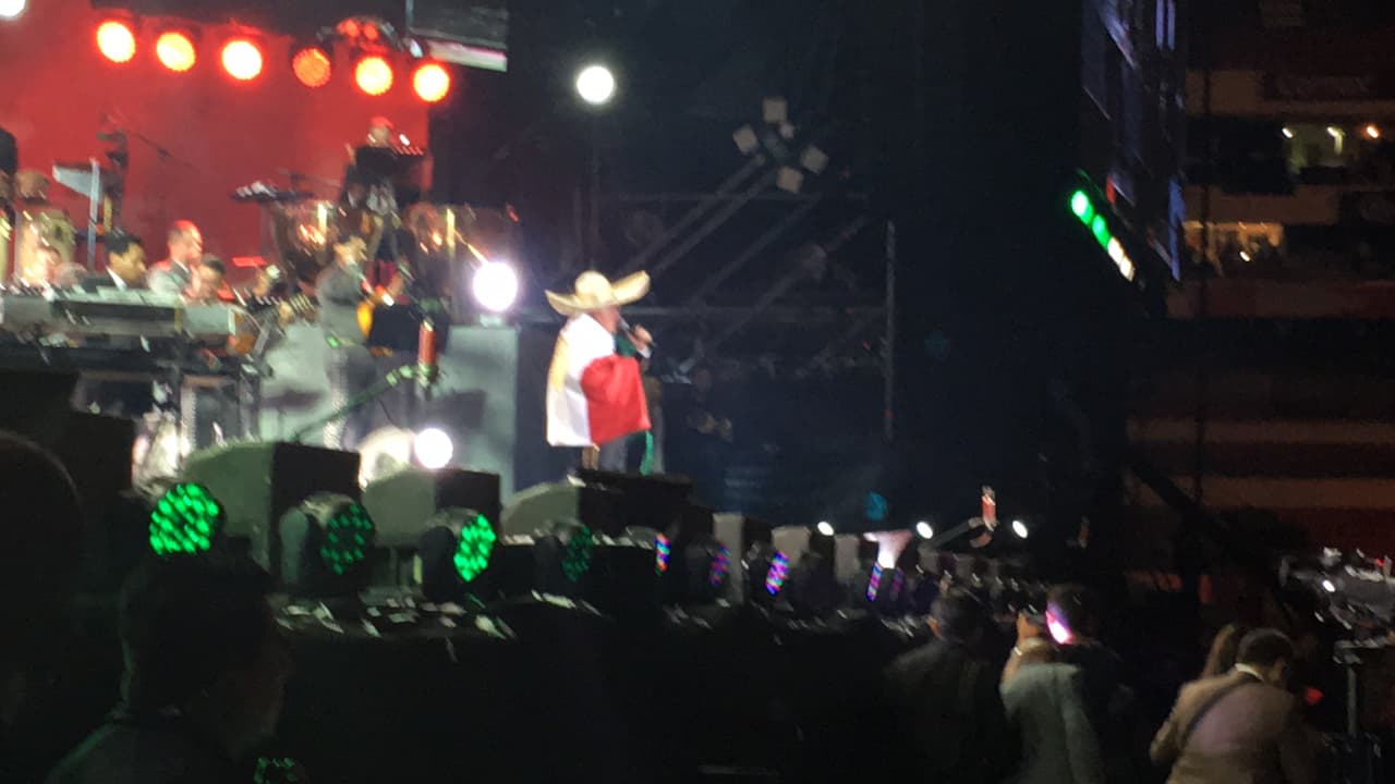 Uno de los momentos más emotivos fue cuando Vicente Fernández ondeó orgulloso la bandera de su México, lindo y querido.