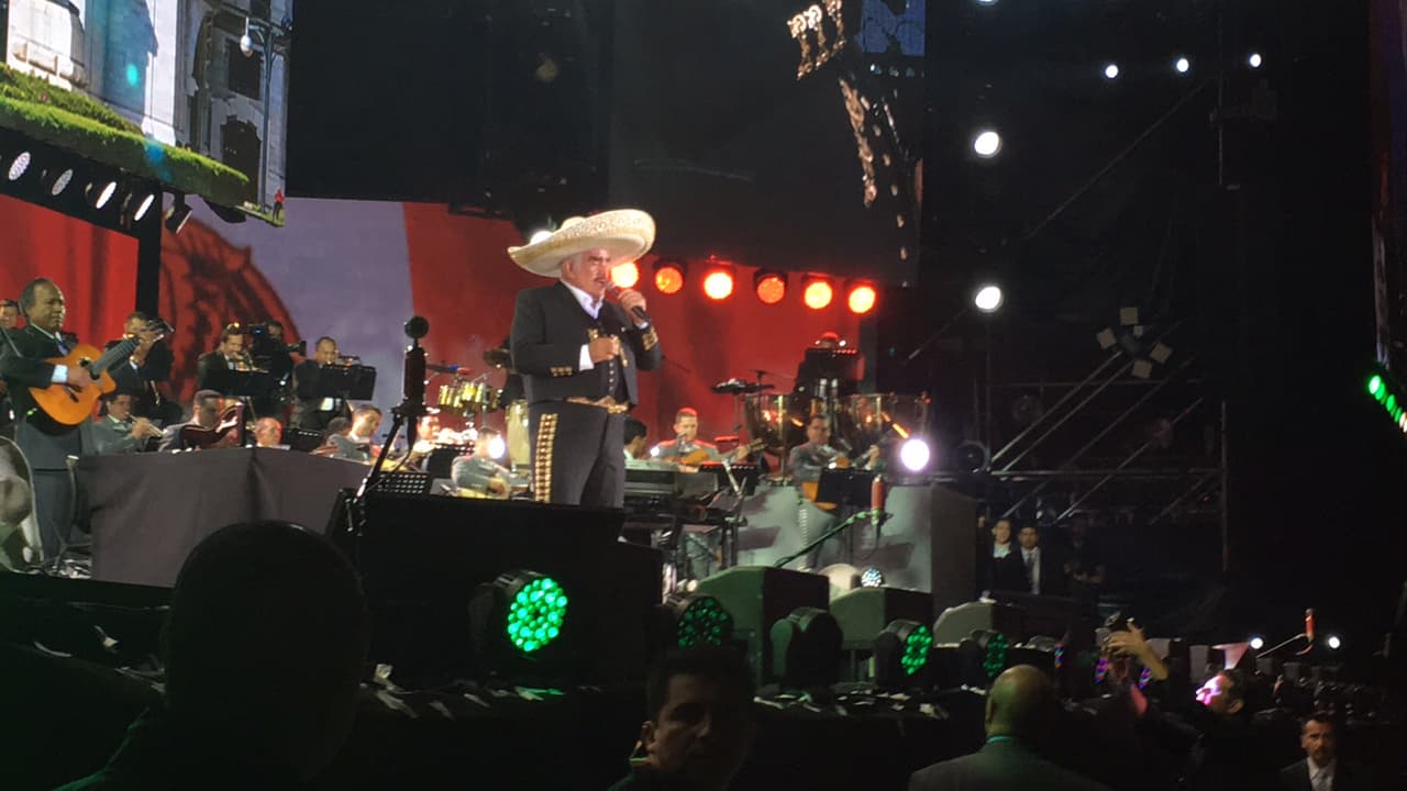 Acompañado de más de 50 músicos, Vicente Fernández interpretó éxito tras éxito durante 4 horas.