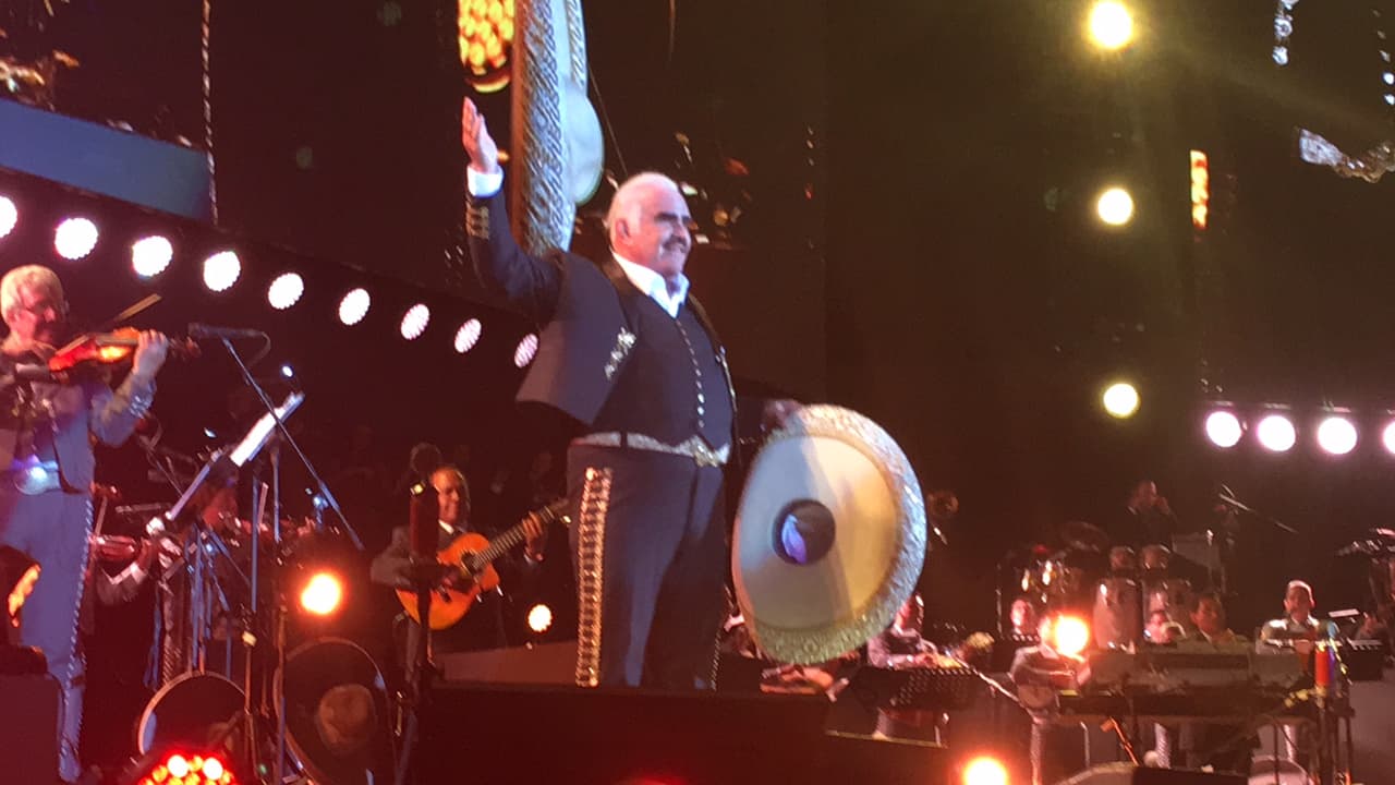 Chente se despidió como los grandes, no sin antes hablar de los grandes vicios de su vida: Trabajar mucho y cantar por horas en un escenario con tal de llevarse en el corazón los aplausos del público.