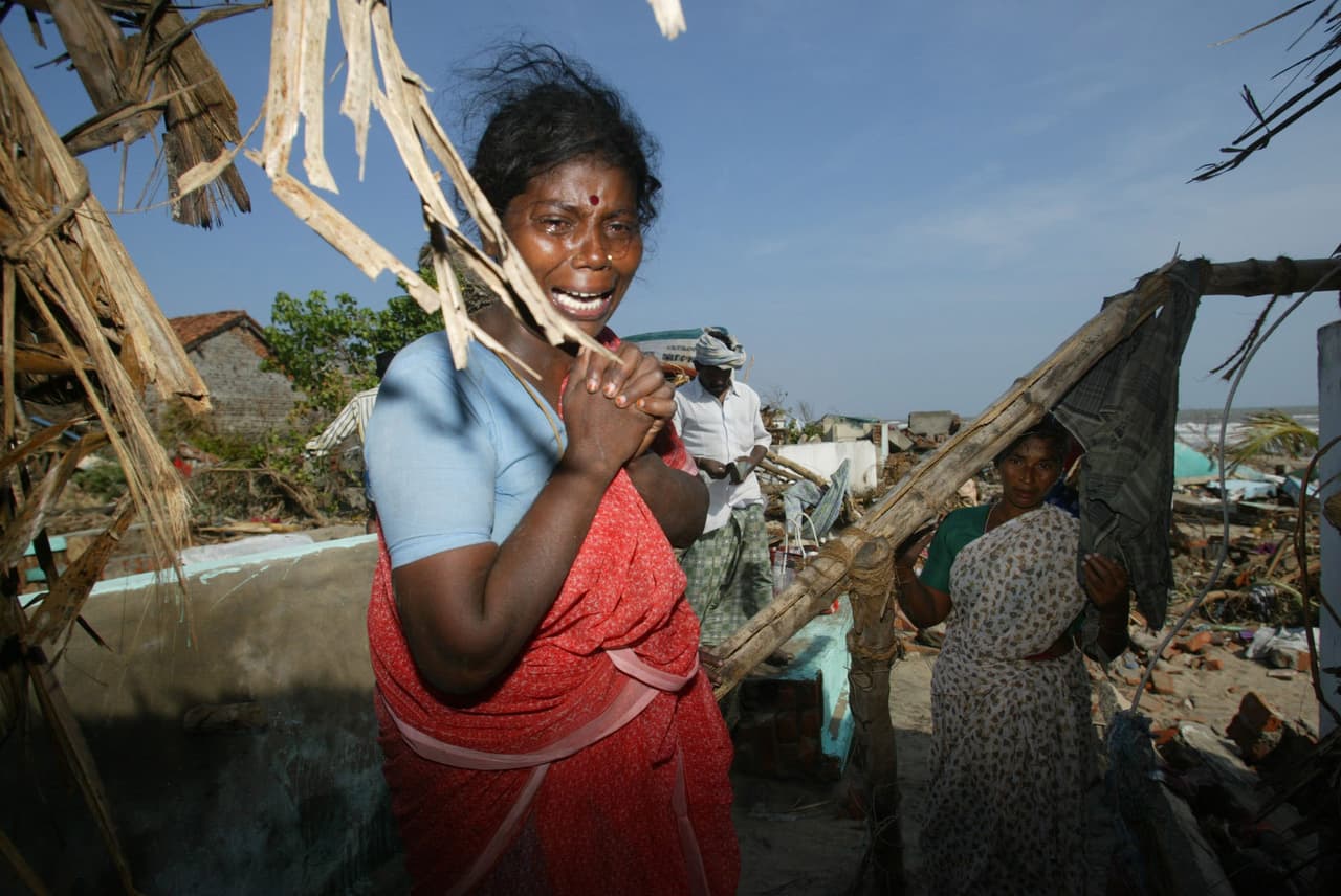 <b>Puesto 3. Terremoto y tsunami del océano Índico, magnitud 9.1. Costa oeste de Sumatra, Indonesia, diciembre de 2004. </b>La actividad sísmica submarina creó una serie de tsunamis de hasta 30 metros de altura. Las comunidades a lo largo de las costas circundantes del océano Índico se vieron gravemente afectadas y los tsunamis mataron a unas 227,898 personas en 14 países. La ciudad indonesia de Banda Aceh reportó el mayor número de víctimas. La difícil situación de las personas y los países afectados provocó una respuesta humanitaria mundial.