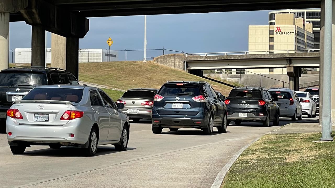 Si planea dejar su automóvil en el estacionamiento del aeropuerto, tome en cuenta estas 
<b><a href="https://www.univision.com/local/houston-kxln/si-vas-a-estacionar-tu-automovil-en-el-aeropuerto-de-houston-te-interesa-esta-informacion-fotos">recomendaciones. </a></b>