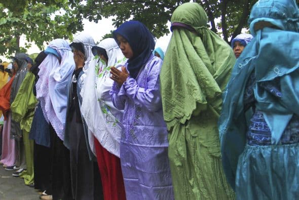 Estudiantes de la escuela secundaria Al Firdaus oran por su profesor John Paulissen, pasajero en el vuelo MH17.  