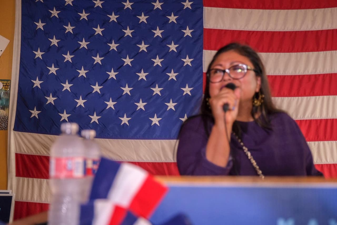 Erika Prosper, esposa de Ron Nirenberg, se dirige a los partidarios del alcalde.