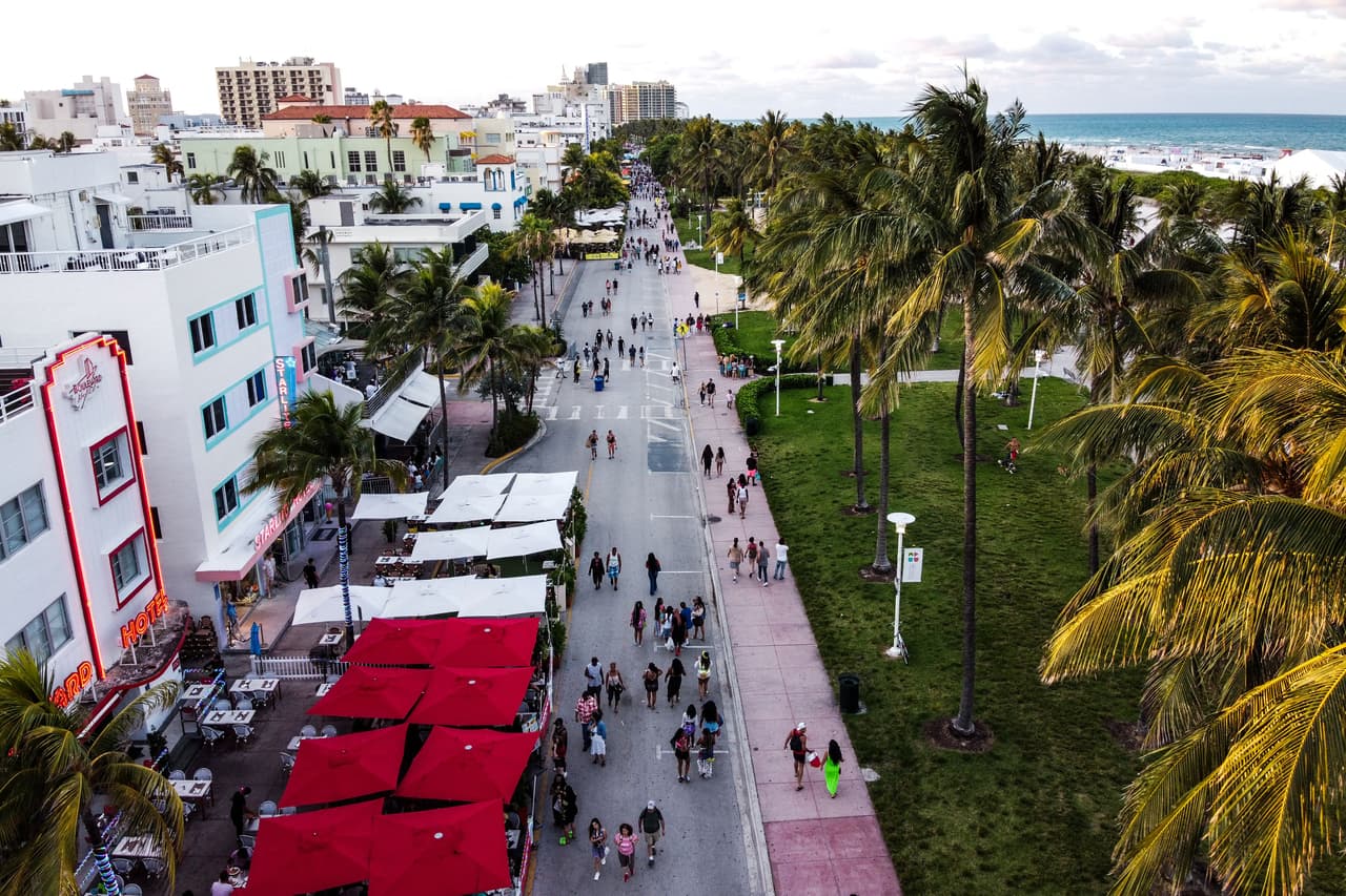La ciudad de Miami Beach evaluará este mes si mantiene el cierre de la calle Ocean Drive.