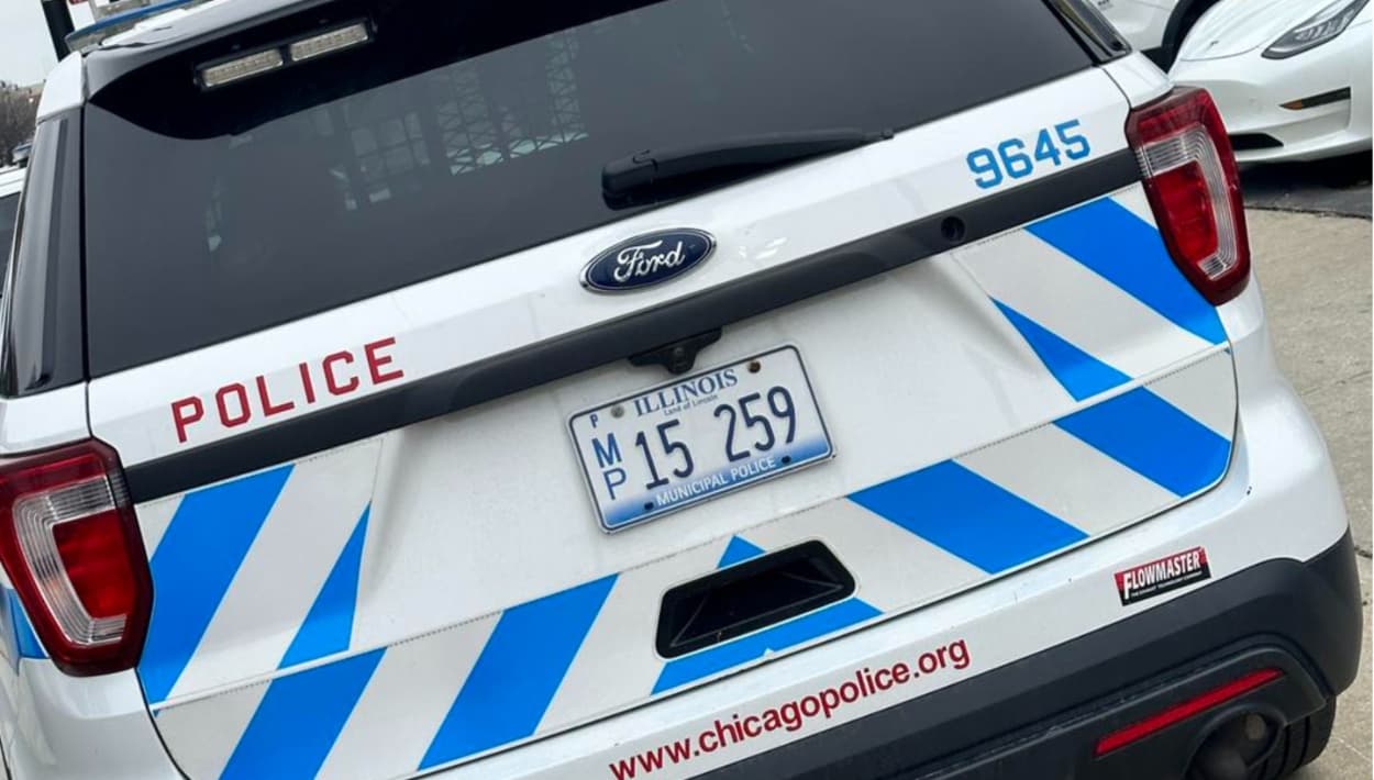 La policía busca a los sospechosos de herir a un hombre durante el asalto.