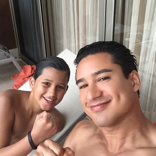 Aquí con su sobrino, despunta para galanazo.