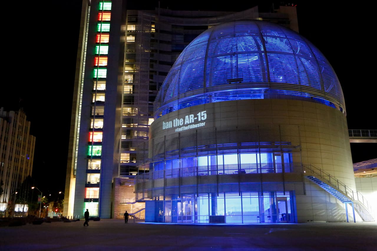 Cada uno de esos cargadores podía almacenar entre 12 y 15 balas, haciéndolos ilegales en California, donde la ley permite un máximo de 10 rondas por cartucho, agregó por su parte Russell Davis, vocero de la comisaría. En la imagen, la frase "Prohíban los AR-15" aparece sobre una estructura en el centro de San José.