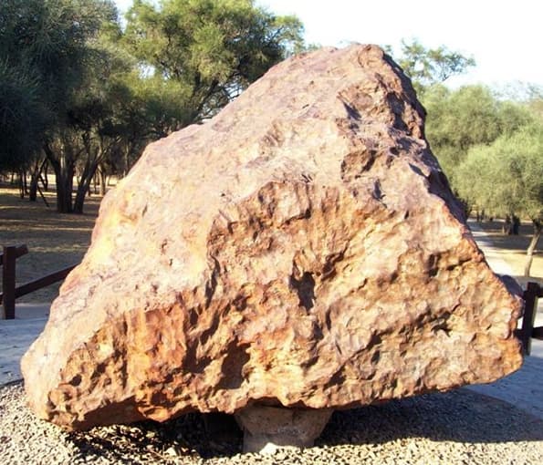 El meteorito 
<b>El Chaco</b> pesa 
<b>37 toneladas</b>, es uno de los más grandes que se ha encontrado en una sola pieza. La piedra espacial está compuesta de hierro y expertos calculan que cayó a la tierra hace 
<b>unos cinco mil años en Argentina</b>.