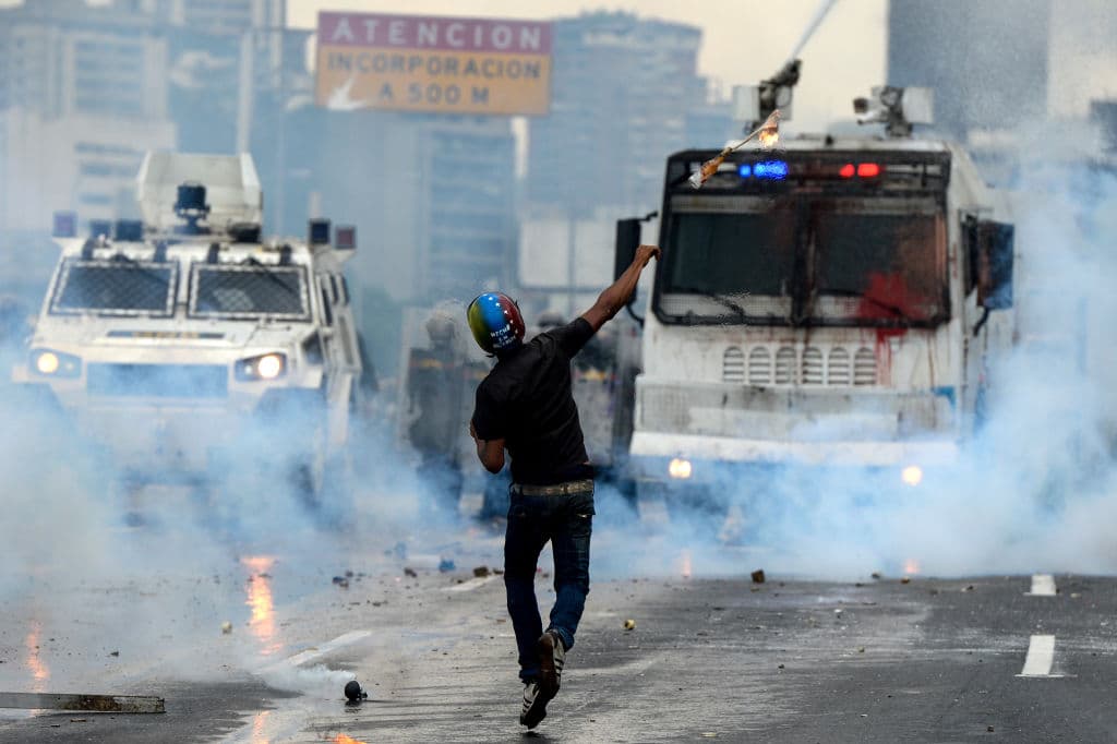 Un manifestante opositor enfrenta las tanquetas de la policía el 8 de mayo.