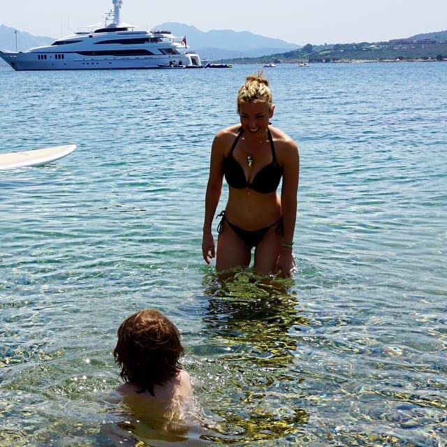 También se divierte y convive con sus retoños mientras está fuera de escena.