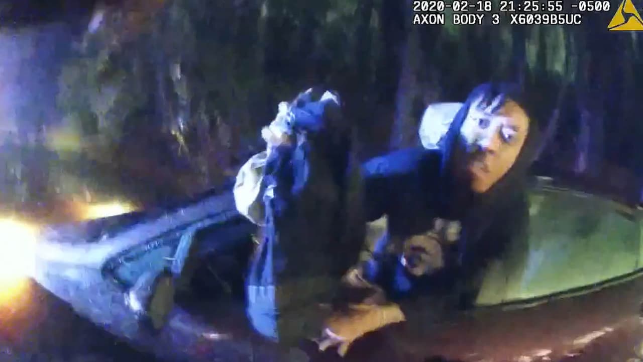 “Tienen que salir”: graban rescate de hermanos atrapados en auto inundado