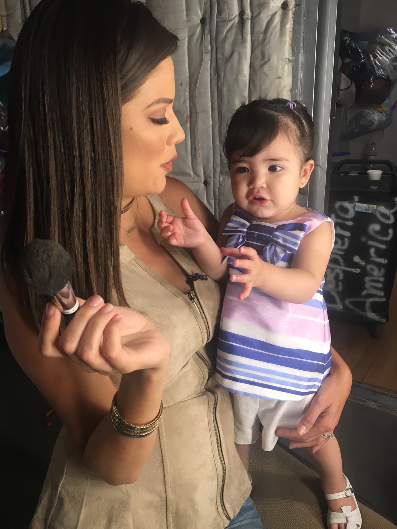 'Hemoshina' también quería ayudarle a su mami a maquillarse.