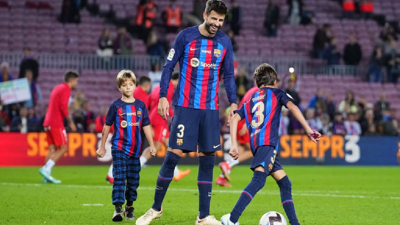 Gerard Piqué y sus hijos en su despedida del Barcelona.