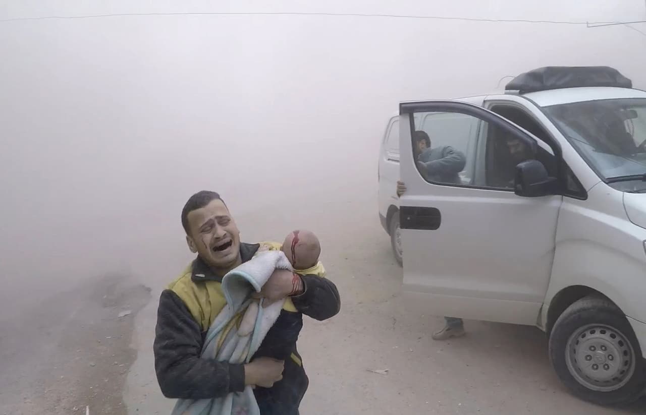 El padre de Ibrahim, un niño herido en un bombardeo de Asad sobre Guta Oriental el 5 de febrero de 2018, lo lleva al hospital. Ese día aproximadamente 74 civiles fueron asesinados con ataques aéreos y terrestres.