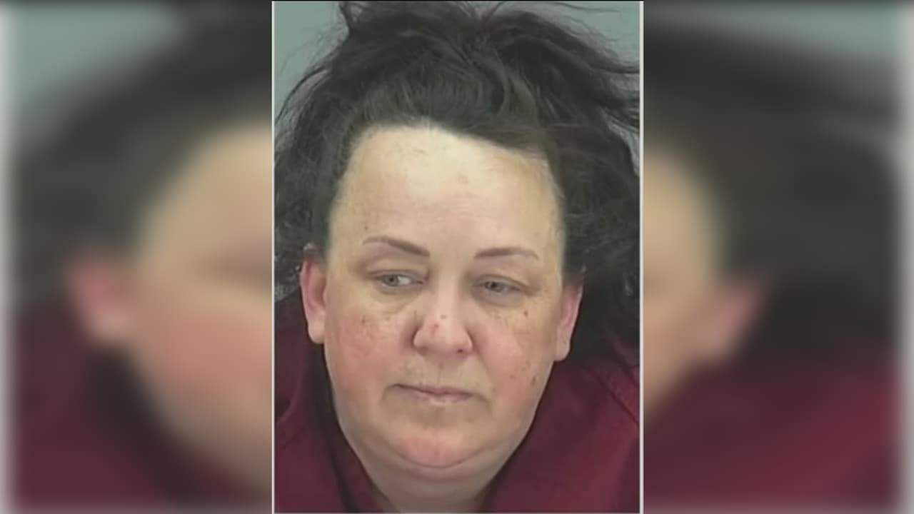 Mostraba a sus 7 hijos adoptivos en YouTube, pero luego los golpeaba y les hacía pasar hambre, según la policía