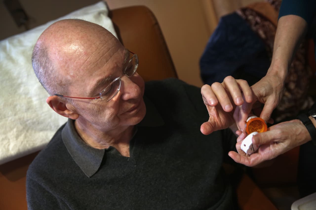 El cáncer apareció por primera vez en 2012 y desde entonces Cohen se sometió a tratamientos de quimioterapia, cirugía y radiación.