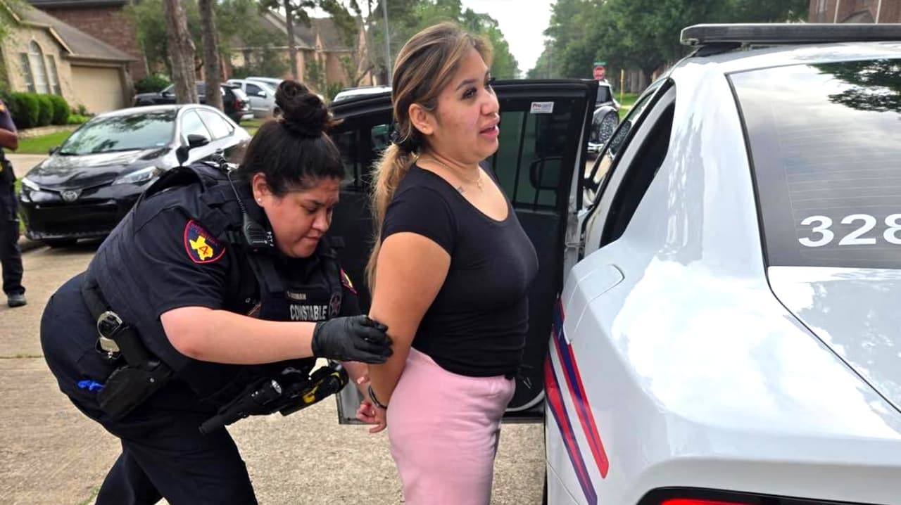 Niño de 2 años es encontrado caminando solo; autoridades acusan a la madre de abandono infantil