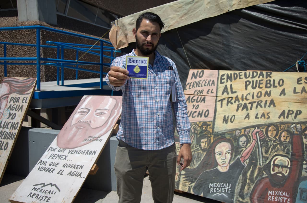 <b>Mauricio Villa, Mexicali.</b> También en Mexicali nos encontramos con el activista Mauricio Villa protestando por la construcción de una planta cervecera de Constellation Brands que, según estima, le quitará el 25% del agua disponible a los habitantes de esa zona de Baja California afectada por la sequía. Ese es el argumento que tiene en pie de guerra a su organización, Mexicali Resiste, porque consideran que la 
<b><a href="http://mexicaliresiste.org/wp/">crisis ambientalista que debe ser resuelta ya</a></b>.
<br>