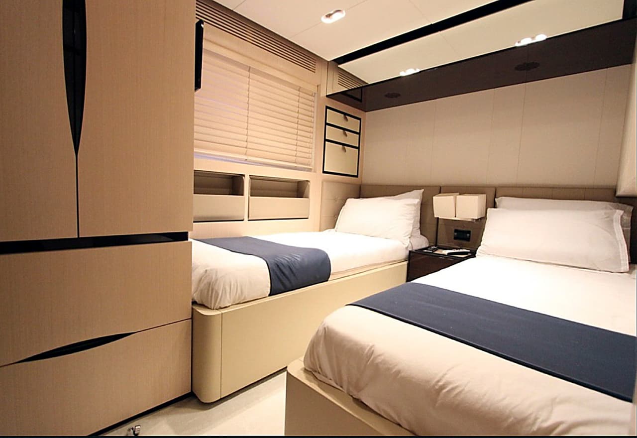 Por su parte, los otros camarotes están equipados con dos camas individuales.