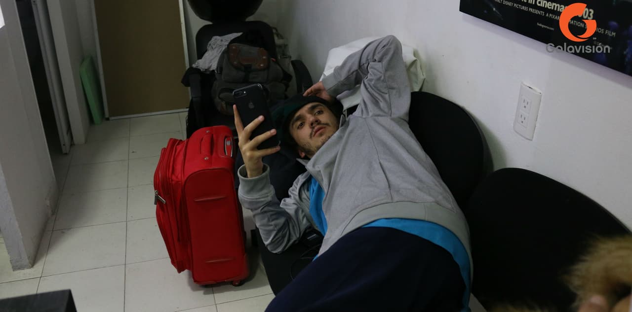 Mientras Nora se preparaba en maquillaje, Miguel Pérez tomaba un 'break' tras horas de grabación.