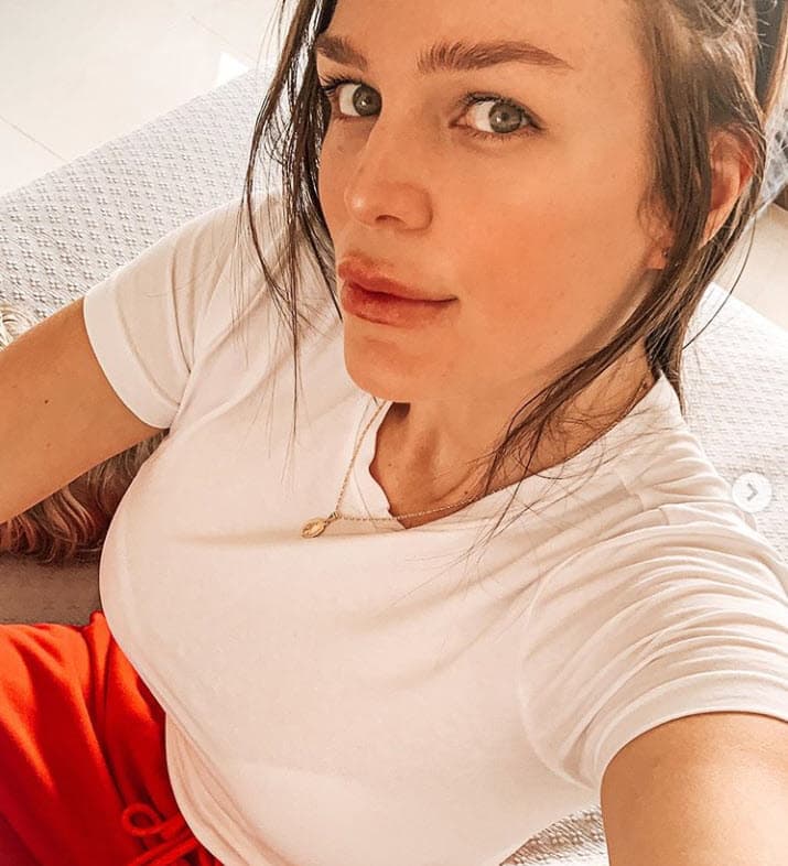 "Me fui para donde mis papitos, y desde ese día decidí alejarme un poco de las redes sociales", admitió, "créanme qué hay veces es necesario 
<b><a href="https://www.univision.com/radio/la-gozadera-show-new-york/me-equivoque-y-quiero-aclarar-karol-g-ofrece-disculpas-tras-compartir-una-foto-de-su-perro-y-haciendo-referencia-a-blacklivesmatter-video" target="_blank">despejarse un poco de tantas cargas emocionales</a></b>". 
<br>