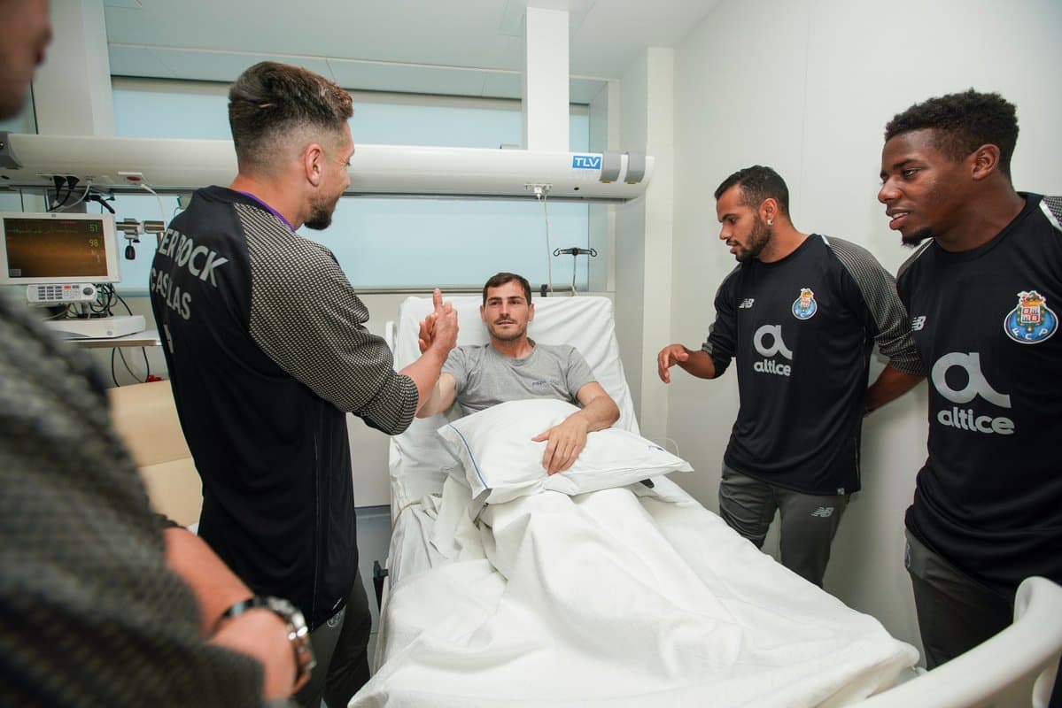 El saludo entre dos capitanes, Héctor Herrera (izquierda) e Iker Casillas (centro).