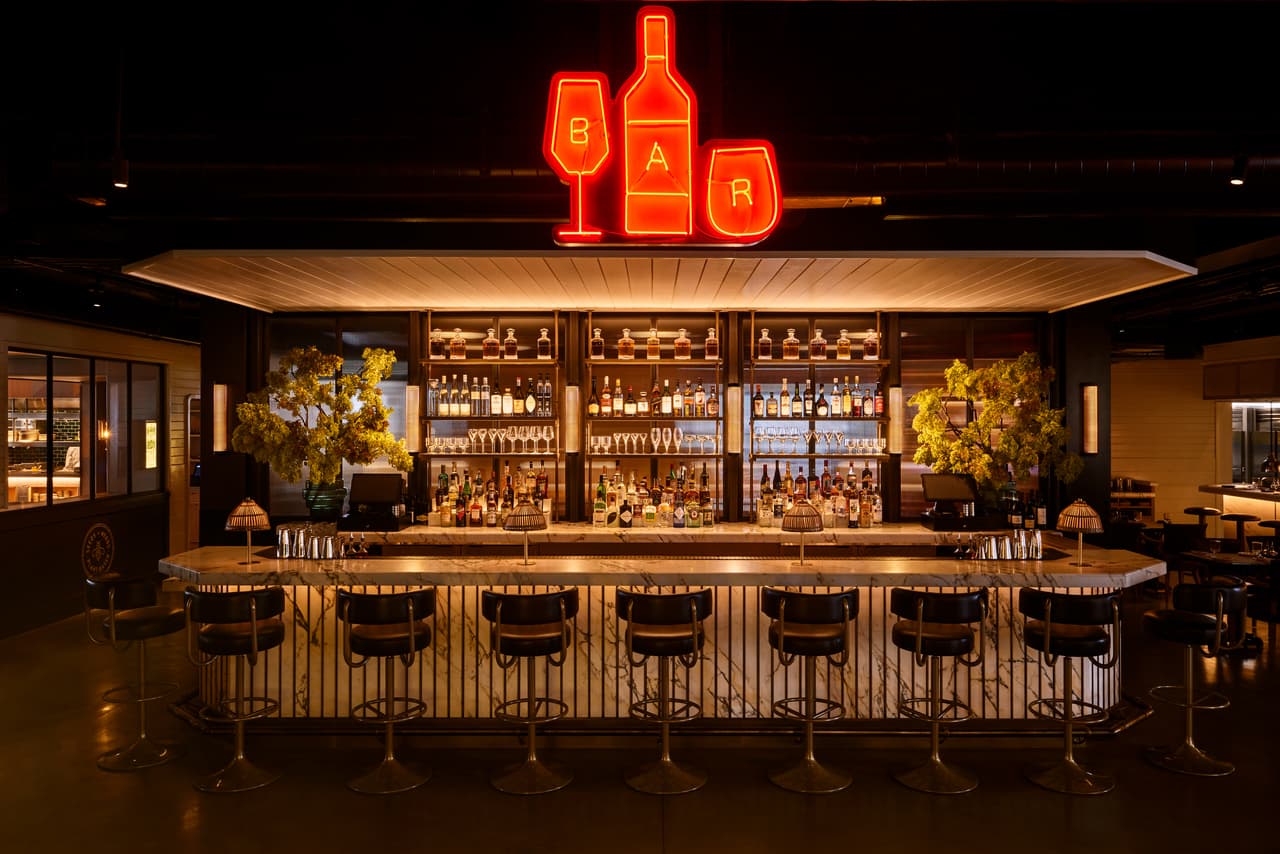 El Tin Building (que en español significa ‘edificio de hojalata’) es ahora un derroche de detalles de lujo: 
<b>alberga seis restaurantes de servicio completo, seis restaurantes informales,</b> cuatro bares y una gran cantidad de tiendas minoristas.