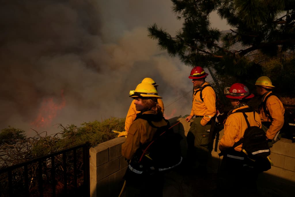 California enfrenta incendios con más de 900 prisioneros trabajando en la línea del fuego